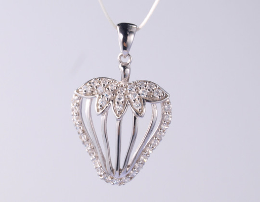 Hollow Geometric 925 Sterling Silver Cross Anhänger für Frauen 925 Silber CZ Anhänger Fügen Sie Ihrem Schmuckkollektion einen Hauch Luxus hinzu 925 Silber CZ Anhänger Erhöhen Sie Ihren Look mit diesem atemberaubenden Anhänger