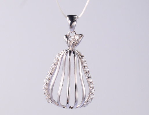 Hollow Geometric 925 Sterling Silver Cross Anhänger für Frauen 925 Silber CZ Anhänger Fügen Sie Ihrem Schmuckkollektion einen Hauch Luxus hinzu 925 Silber CZ Anhänger Erhöhen Sie Ihren Look mit diesem atemberaubenden Anhänger